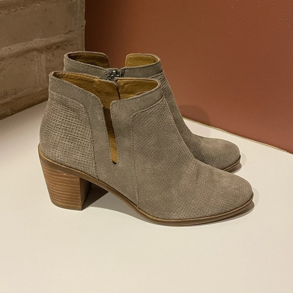 Lucky Brand LP-Ponic Women’s 8.5M taupe grey side zip heeled ankle booties - Picture 5 of 12